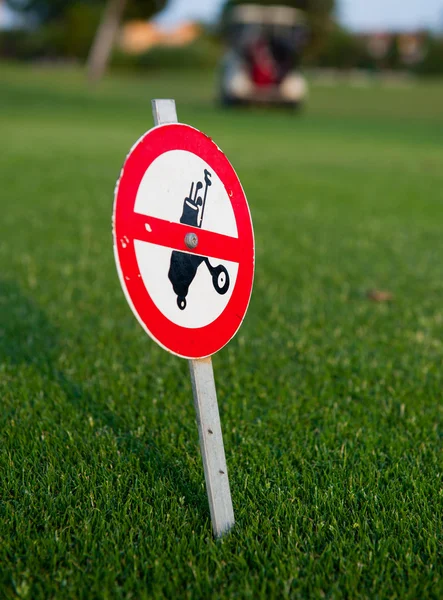 Poste de señal prohibido con bolsa de golf —  Fotos de Stock