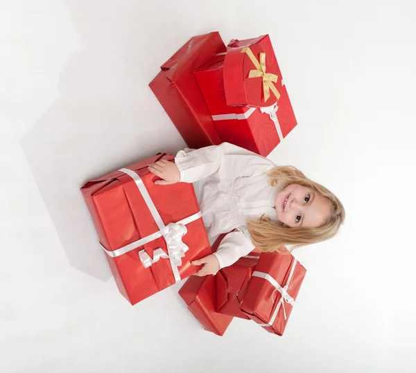 たくさんのプレゼントを持つ少女 — ストック写真