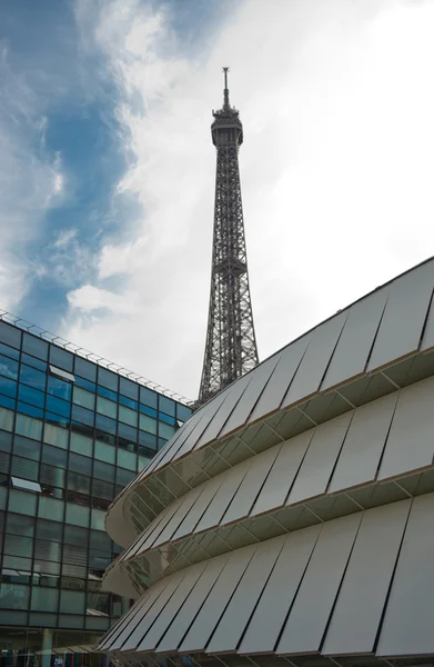 Parisian architecture contrast — Stock Photo, Image