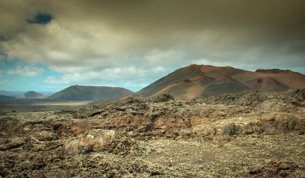 Vulkanische landschap en de zee Rechtenvrije Stockafbeeldingen