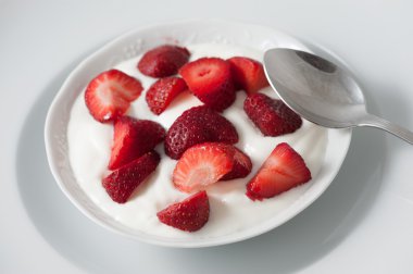 çilek ve yoğurt