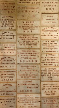 Fransızca kilisede adak mezar taşı