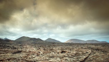 Volkanik manzara ve deniz