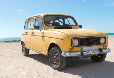 Denizin kenarında sarı retro araba