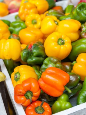 Yeşil, sarı ve turuncu biber