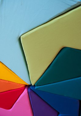 Renkli yastık kompozisyon