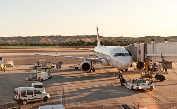 Vliegtuig op de luchthaven — Stockfoto