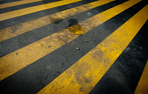 Sujo amarelo pedestre cruzamento — Fotografia de Stock