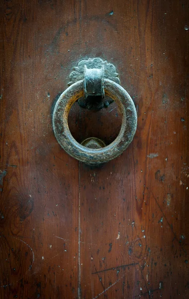 Runda door knocker — Stockfoto