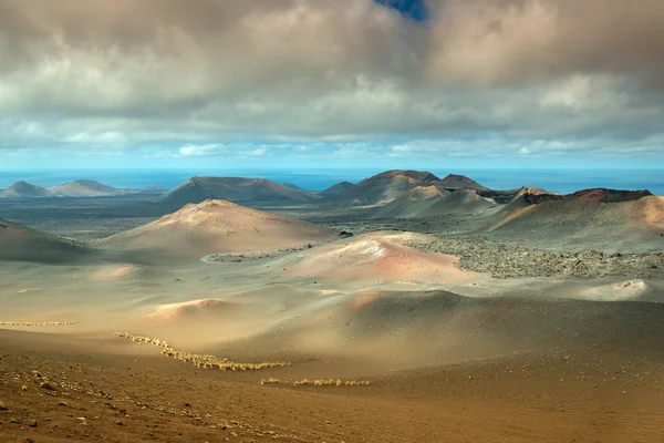 Vulkanische landschap en de zee — Stockfoto