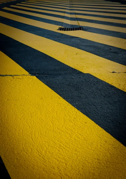 Cruce peatonal amarillo perpendicular —  Fotos de Stock