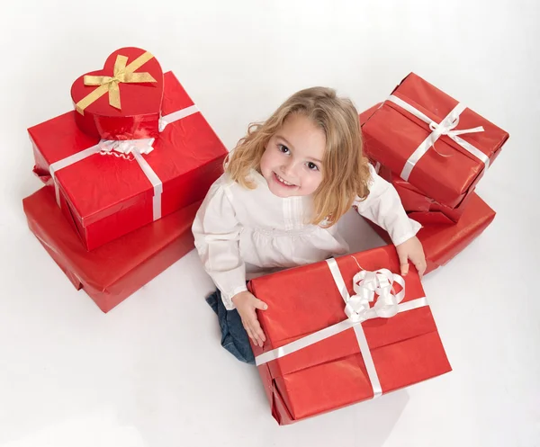 Petite fille ouvrant ses cadeaux — Photo