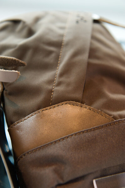 Кожа и холст
