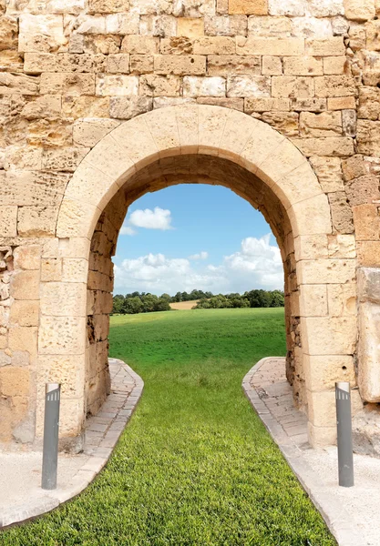 Archway que conduz aos campos — Fotografia de Stock