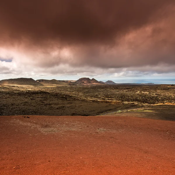 Vulkanische landschap en de zee — Stockfoto