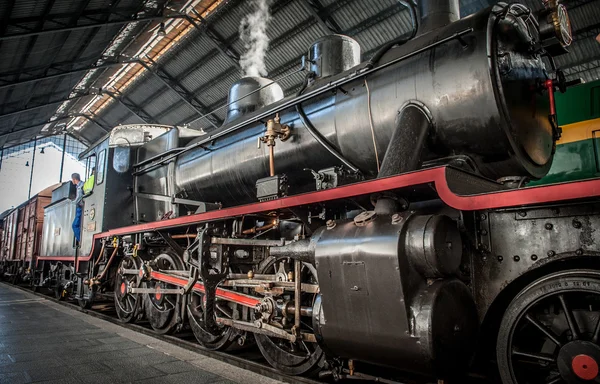 Stoomtrein verlaten van het station — Stockfoto