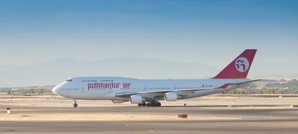 Plane at the airport — Stock Photo, Image