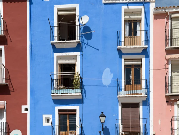 Colorido aldeia rua — Fotografia de Stock