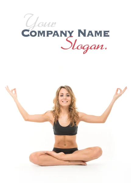 Vrouw in de yoga-positie — Stockfoto