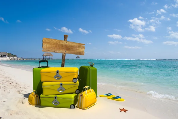 Equipaje en la playa — Foto de Stock