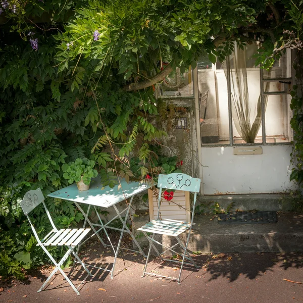 Tisch im Garten — Stockfoto