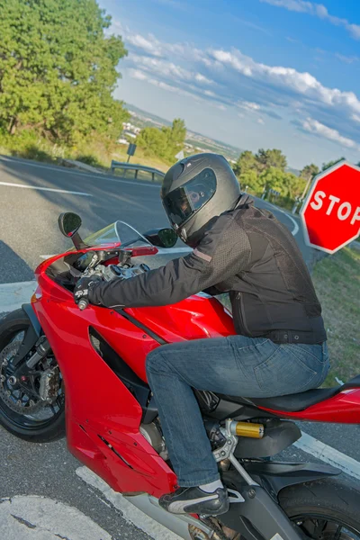 Motociclista en una parada — Foto de Stock