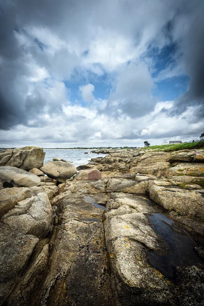 岩石海岸线上的暴风雨天气 — 图库照片