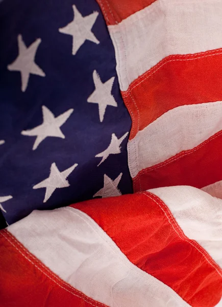 Смятый винтажный американский флаг — стоковое фото