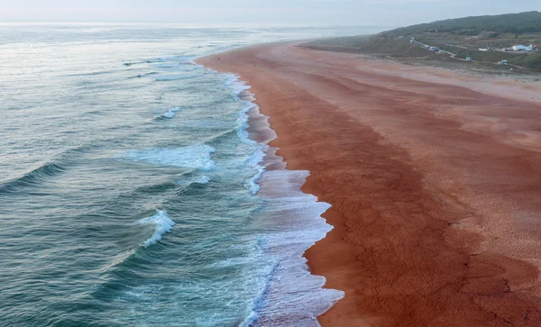 Praia ao pôr do sol — Fotografia de Stock