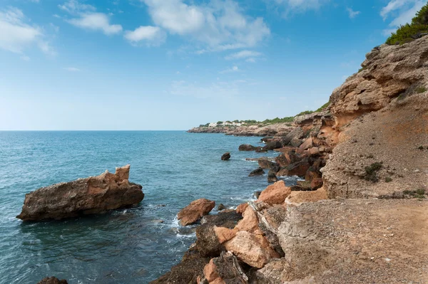 Kustnära klippor — Stockfoto