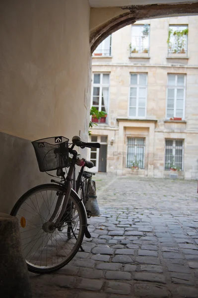 Bicicleta retro en el patio parisino —  Fotos de Stock