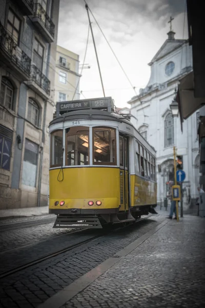 Gele tram in Lissabon — Stockfoto