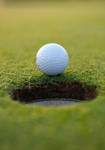 Golfball am Loch — Stockfoto
