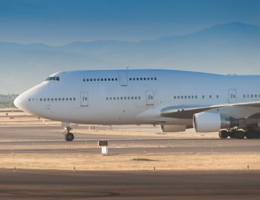 Havaalanında uçak var.