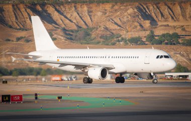 Havaalanında uçak var.