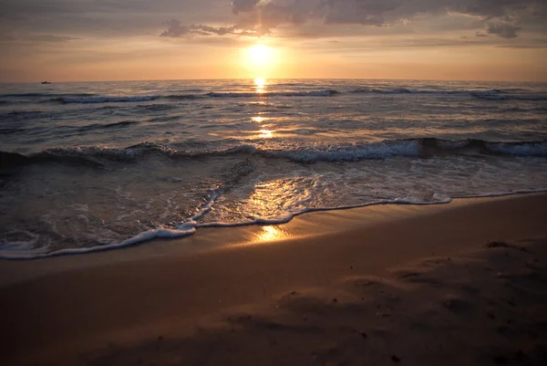 Pôr do sol na praia — Fotografia de Stock