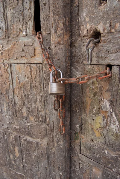 Porta velha com cadeado — Fotografia de Stock