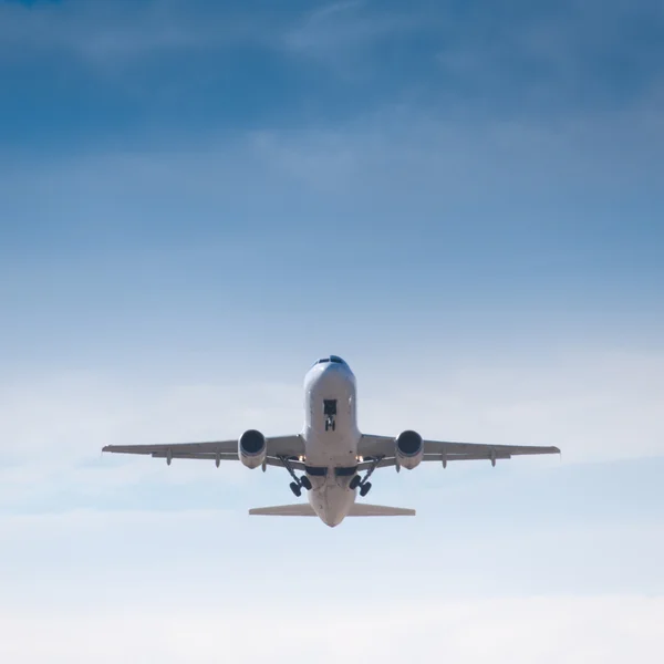 Летающий самолет — стоковое фото