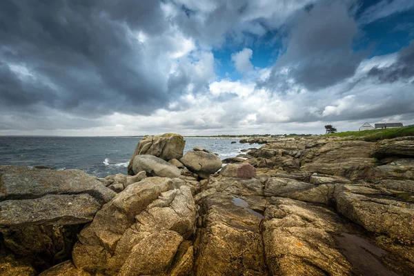 Stormigt väder på klippiga kusten — Stockfoto