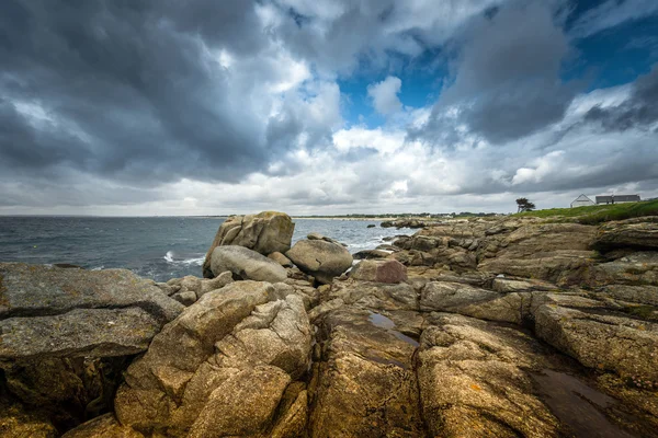 Stürmisches Wetter an felsiger Küste — Stockfoto