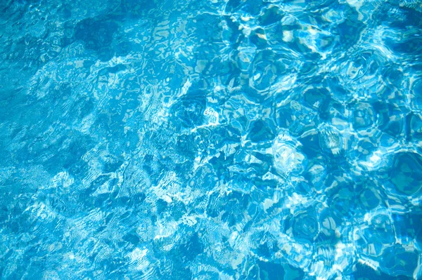 Voda z modrého bazénu — Stock fotografie