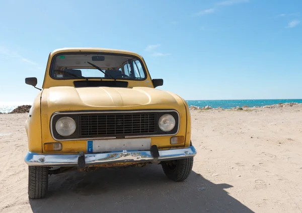Denizin kenarında sarı retro araba