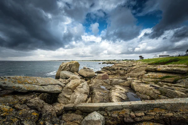 Stormigt väder på klippiga kusten — Stockfoto