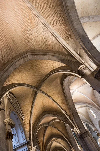 Gotiska välvda cloister — Stockfoto