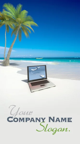 Computer op het strand — Stockfoto