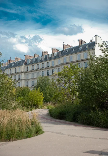 Parisiska byggnader från en park — Stockfoto