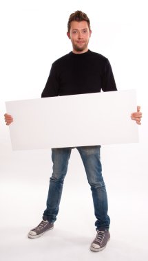 Genç adam tutarak yatay tabela