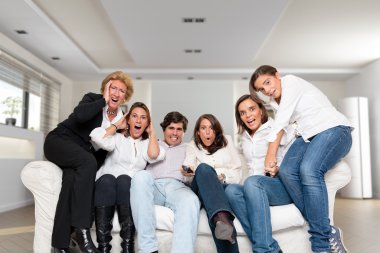 TV izlerken sinir aile