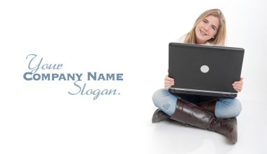 dizüstü bilgisayar ile gülümseyen