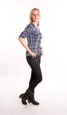 Casual tatlı bir sarışın ayakta